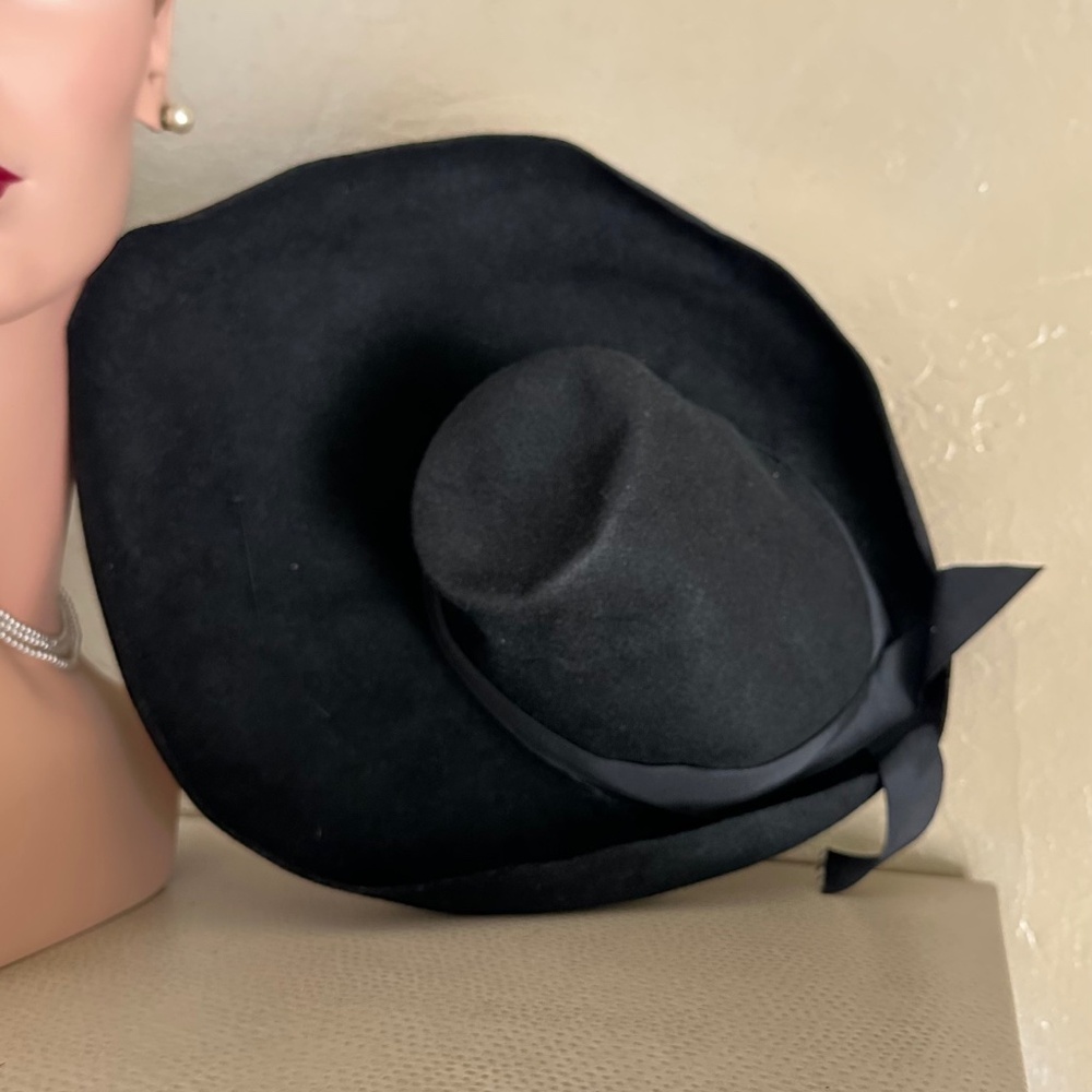 MAGNIFICENT 1940's BLACK FELT HAT WITH UPTURNED BRIM + MULTICOLOR FEATHER "WINGS - Picture 10 of 13